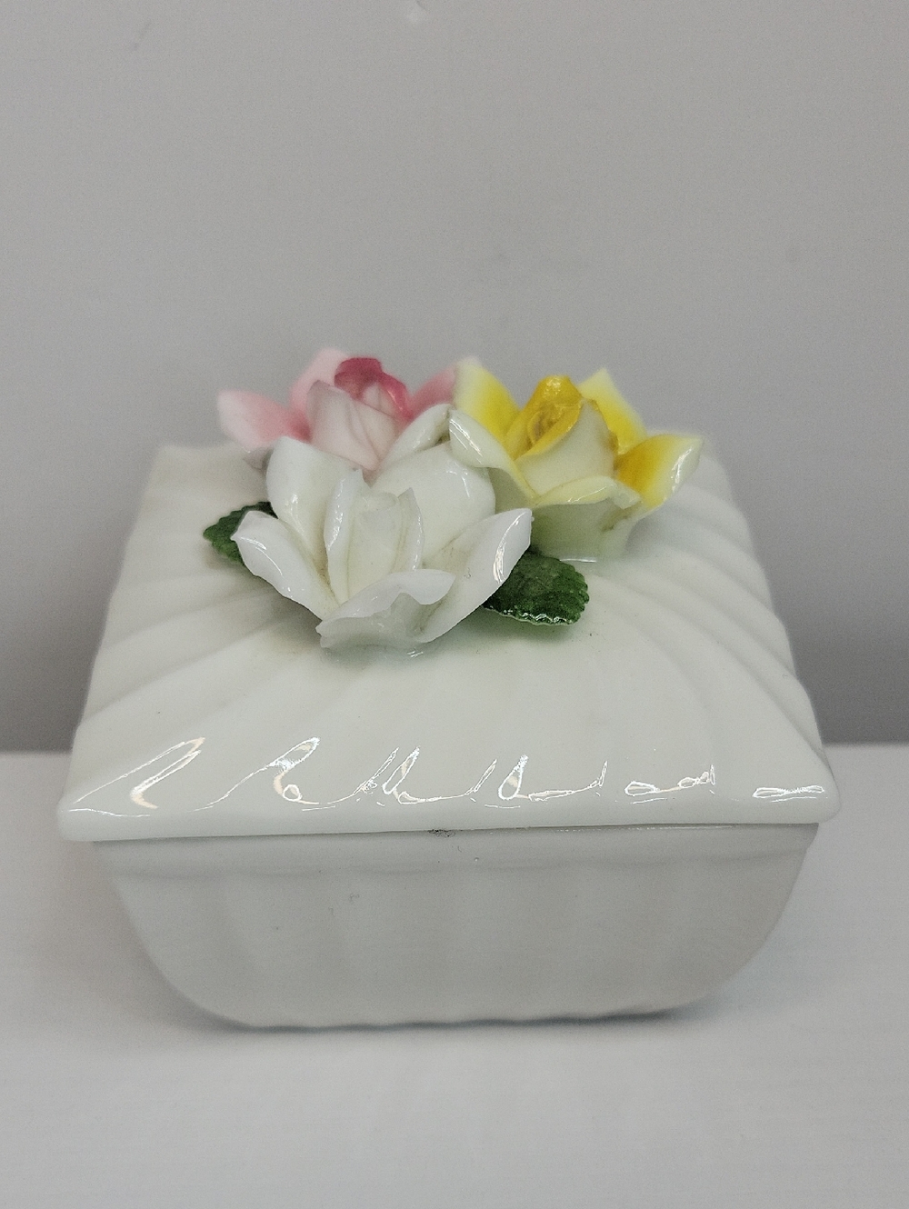 Porcelain Floral Trinket Box with Earrings - Picture 3 of 4